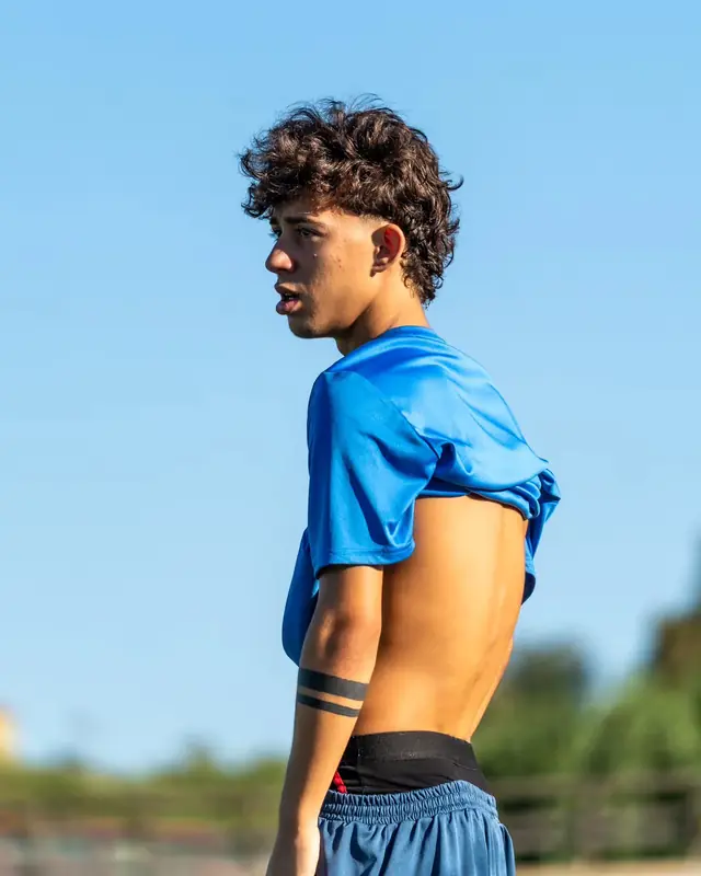 Un giocatore dell'Under 18 in allenamento con la maglia azzurra
