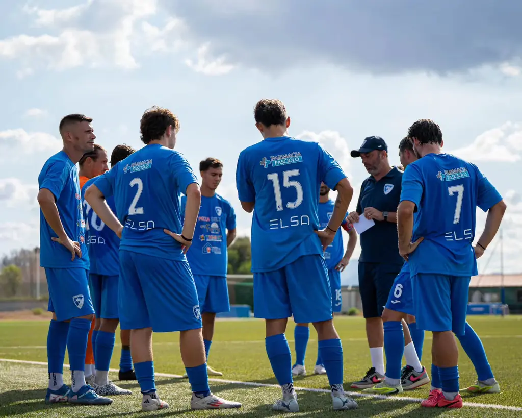 La prima squadra raccolta attorno allo staff durante una pausa