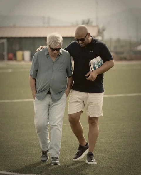 Bruno Di Iorio cammina a bordo campo con il braccio sulla spalla di Gianni Cornacchia